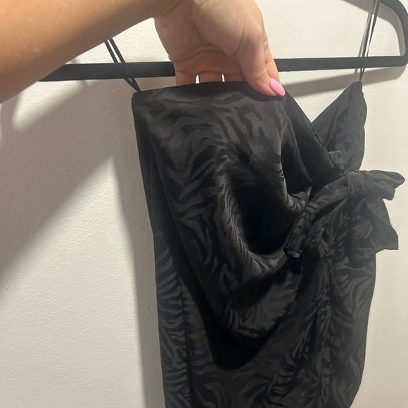 NEW LOOK size 4 silky little black mini dress, side hem slit, 1/4 zip back - Picture 3 of 9